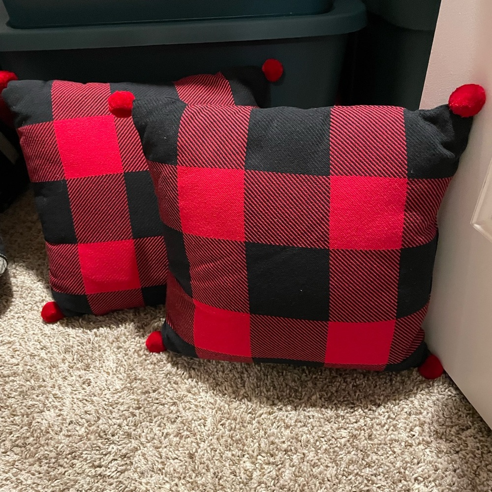 EUC. Only used one Christmas, last year. Plaid pillows.Perfect for holiday decor